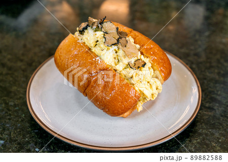 bread with scrambled eggs and truffle mushroom 89882588