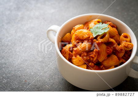 macaroni with tomatoes sauce and mince pork 89882727