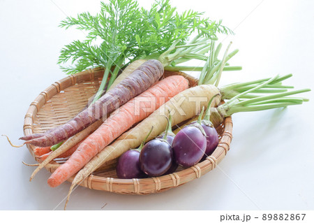 木製ザルに乗せた収穫したてのカラフルにんじんと丸ナス 木製ザルに乗せた収穫したてのカラフルにんじんと丸ナス 89882867