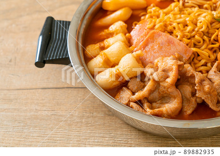 Budae Jjigae or Budaejjigae (Army stew or Army base stew). It is loaded with Kimchi, spam, sausages, ramen noodles and much more 89882935