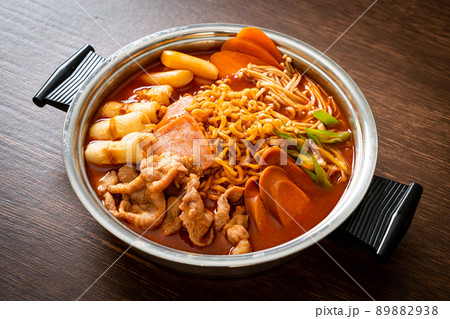 Budae Jjigae or Budaejjigae (Army stew or Army base stew). It is loaded with Kimchi, spam, sausages, ramen noodles and much more 89882938