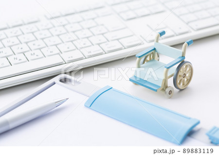 車椅子とパソコン 車椅子とパソコン 89883119