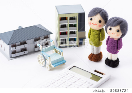 車椅子と住宅とシニア夫婦(クラフト) 車椅子と住宅とシニア夫婦(クラフト) 89883724