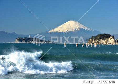 逗子マリーナより望む富士江の島とウインドサーフィン 89883890