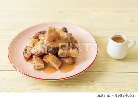 grilled bananas with coconut caramel sauce 89884053