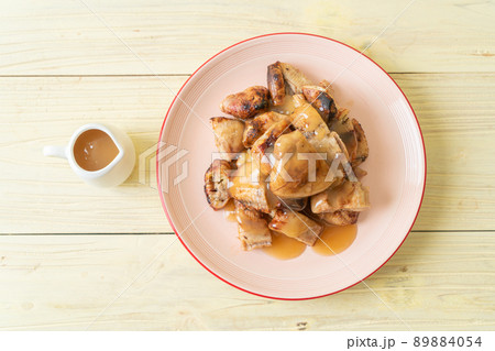 grilled bananas with coconut caramel sauce 89884054