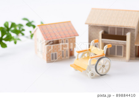 車椅子と住宅 車椅子と住宅 89884410