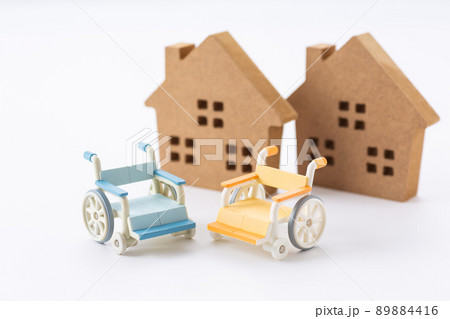 車椅子と住宅 車椅子と住宅 89884416