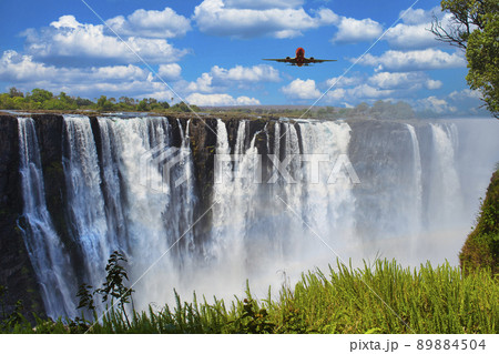 ビクトリア滝上空を飛行する航空機 89884504