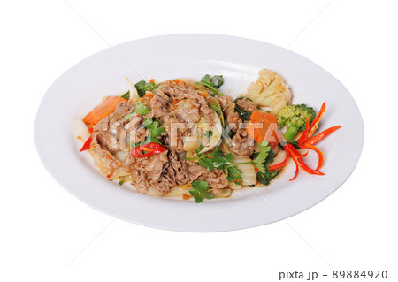Stir-fried beef with onions, a delicious dish that is easy to make and popular in Vietnam 89884920