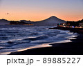 鎌倉七里ガ浜より望む富士江の島夕景 89885227