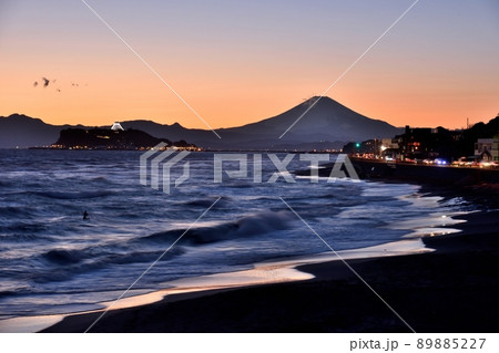 鎌倉七里ガ浜より望む富士江の島夕景 89885227