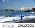 鎌倉七里ガ浜よりより望む富士江の島とサーファー 89885228