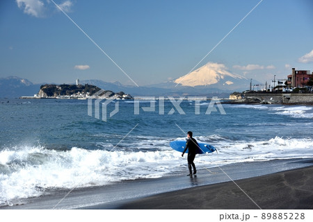 鎌倉七里ガ浜よりより望む富士江の島とサーファー 89885228