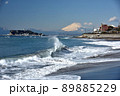 鎌倉七里ガ浜より望む富士江の島と打ち寄せる波しぶき 89885229