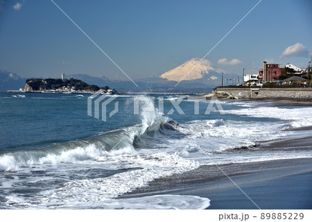 鎌倉七里ガ浜より望む富士江の島と打ち寄せる波しぶき 89885229