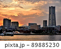 横浜みなとみらい夕景と富士 89885230