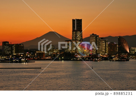 横浜みなとみらい夜景と富士 89885231