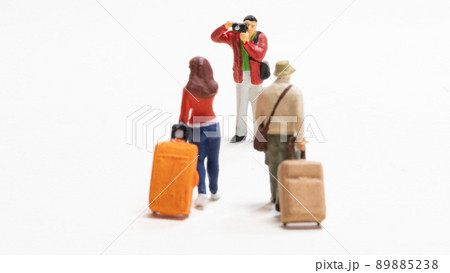 旅行中の二人の男女の写真を撮るカメラマン 旅行中の二人の男女の写真を撮るカメラマン 89885238