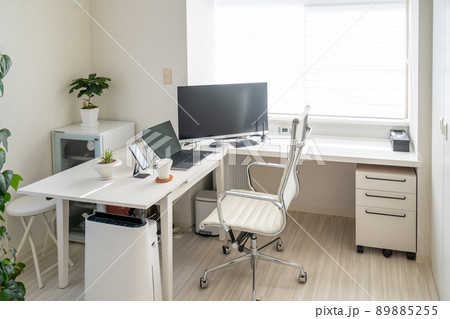 仕事部屋　フリーランス　開業　個人事業主　明るい　ホームオフィス　SOHO 89885255