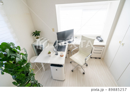 仕事部屋　フリーランス　開業　個人事業主　明るい　ホームオフィス　SOHO 89885257