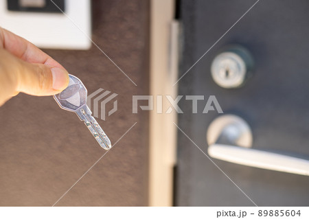 鍵と玄関のドア 89885604