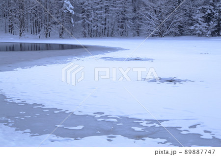 有名な湖の雪景色　模様（御射鹿池　長野県 茅野市） 89887747