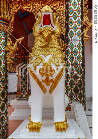 Lion Statue of beautiful ancient animals 89888905
