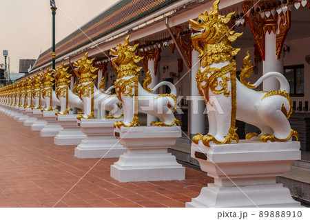 Lion Statue of beautiful ancient animals 89888910