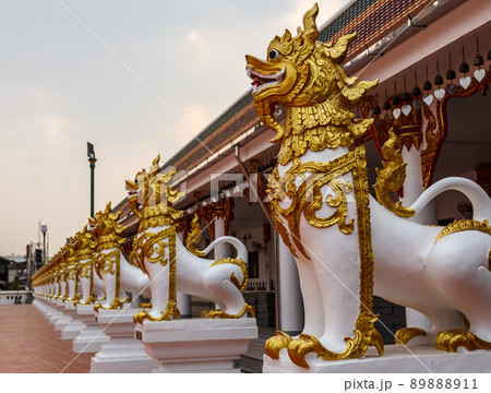 Lion Statue of beautiful ancient animals 89888911
