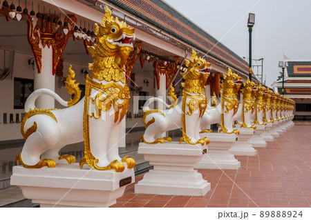 Lion Statue of beautiful ancient animals 89888924