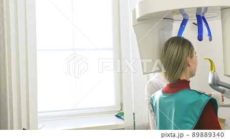 Doctor to take a image 3dx-ray machine 3d digital scanner tomography of teeth and jaw in modern laboratory dental clinic. Computer dental diagnostics. 89889340