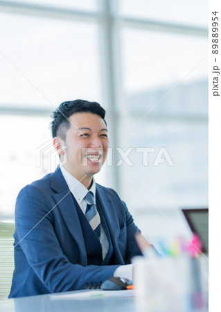 笑顔で働くビジネスマン 89889954