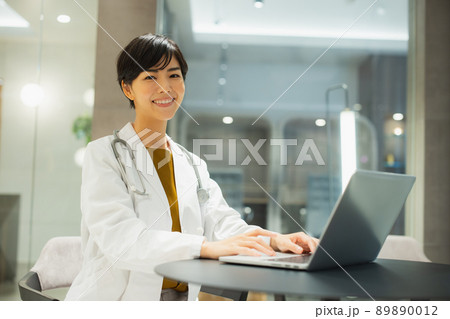 医療従事者　女性　メディカル 89890012