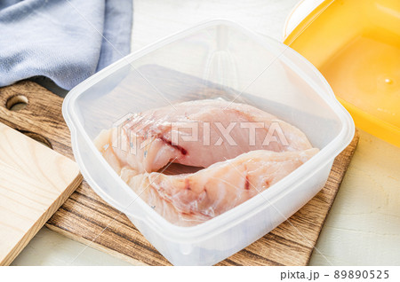 耐熱容器でレンチンする前のマダラの切り身 89890525