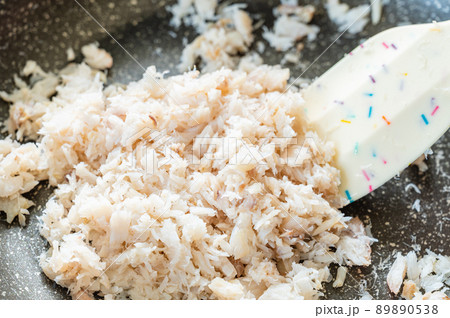 マダラの身をフライパンで水分飛ばす 89890538