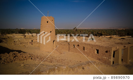 View to Gabal Dakrour mountain in Siwa oasis, Egypt 89890970
