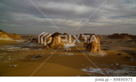 Panorama of El-Agabat valley,White desert, Sahara, Egypt 89890975