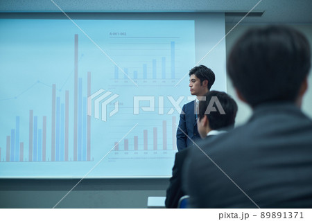 プロジェクターでプレゼンテーションする男性 89891371