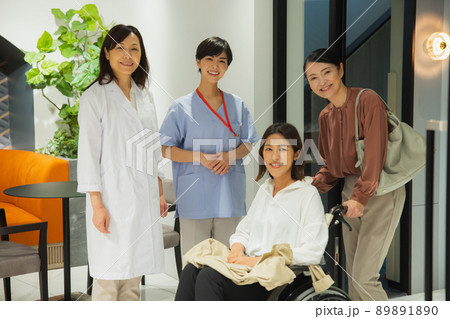 医療イメージ 車椅子 医療イメージ 車椅子 89891890