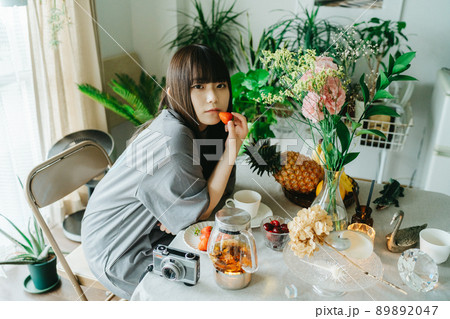 いちごを持つティータイム中の若い女性 いちごを持つティータイム中の若い女性 89892047