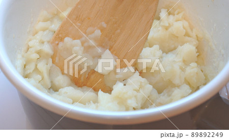 鍋の中のポテトをヘラでマッシュしていく様子 89892249