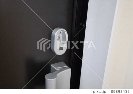 玄関のカギ　電気錠　家　住宅 89892455
