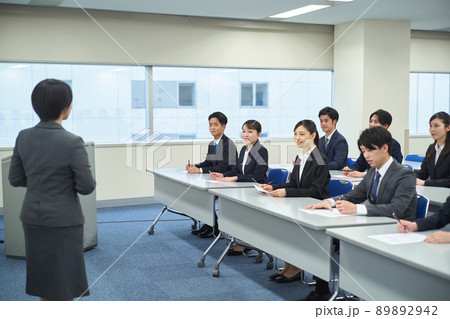研修を受ける若い社員 研修を受ける若い社員 89892942