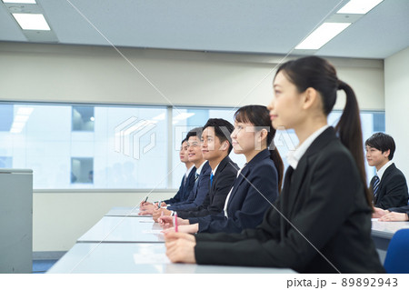研修を受ける若い社員 89892943