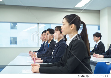 研修を受ける若い社員 89892944