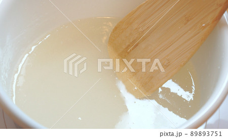 寒天粉を水に溶かして沸騰させていく様子 寒天粉を水に溶かして沸騰させていく様子 89893751