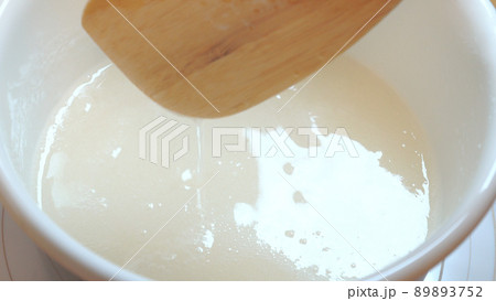 寒天粉を沸騰させてとろみを確認する様子 89893752