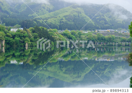 猿ヶ京温泉の赤谷湖　新緑の山肌と幻想的な水鏡の風景 89894313