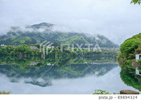 猿ヶ京温泉の赤谷湖 新緑の山肌と幻想的な水鏡の風景 猿ヶ京温泉の赤谷湖 新緑の山肌と幻想的な水鏡の風景 89894324